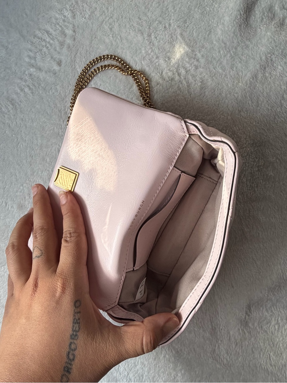 Tory Burch Quilted Pale Pink Leather Crossbody with Gold Chain - Picture 5 of 7